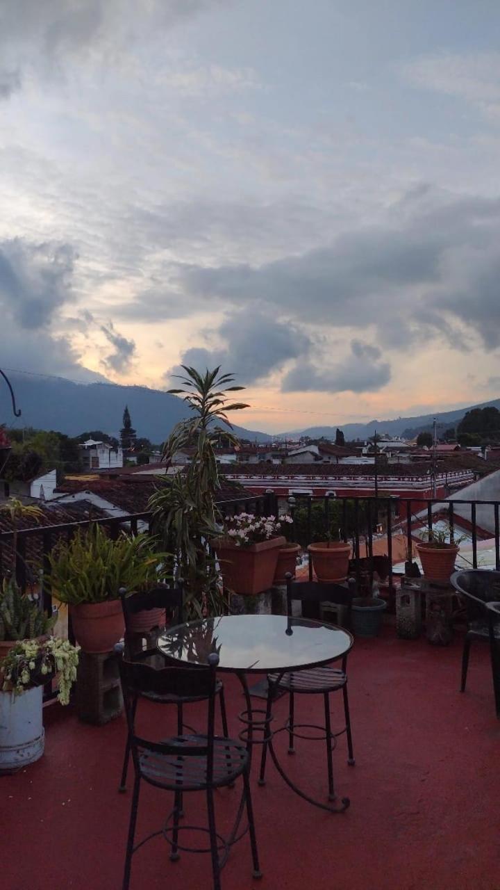 Hotel Posada Gutierrez Antigua Bagian luar foto